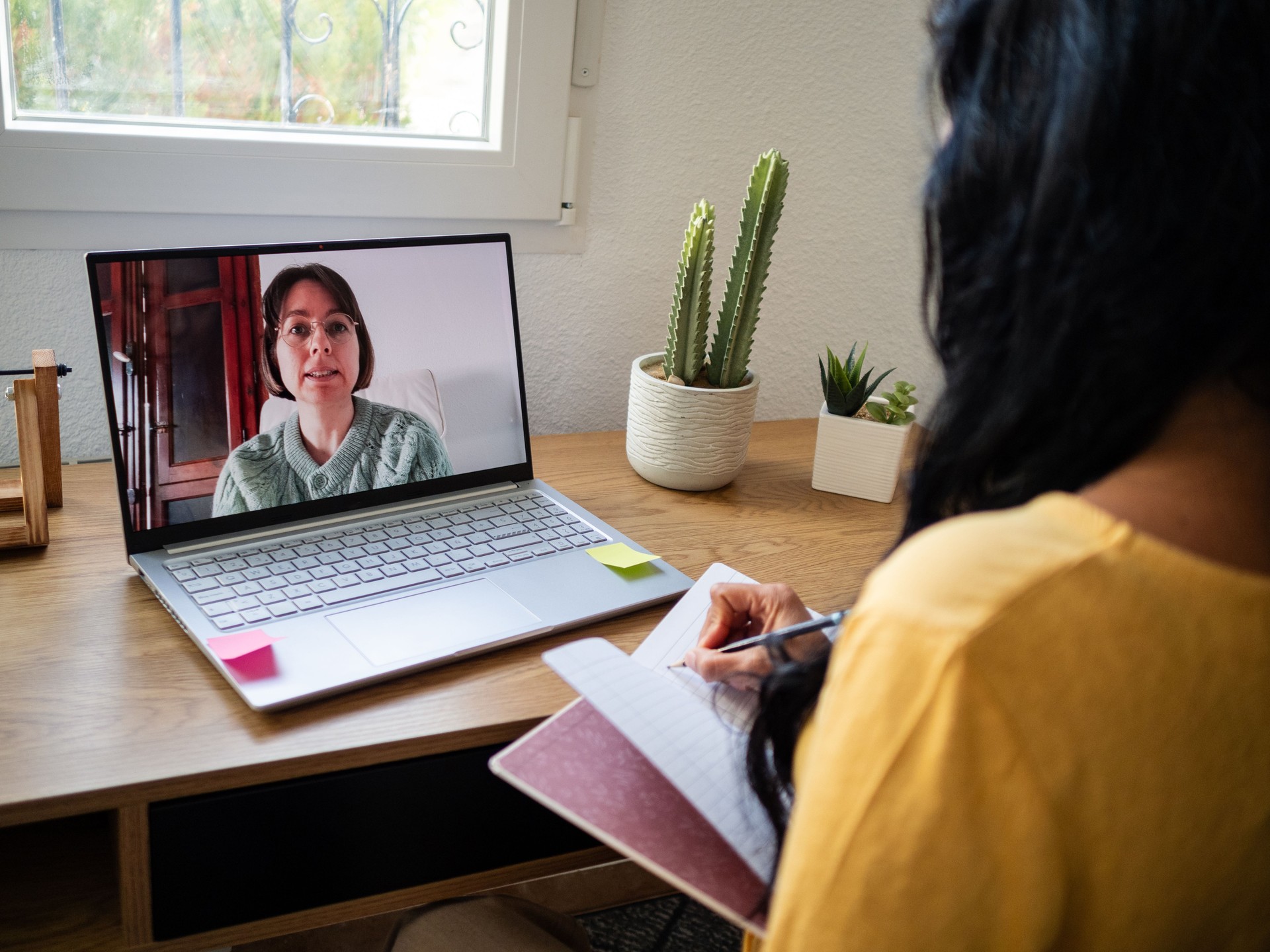 Video call session between a patient and a Mexican female psychologist
